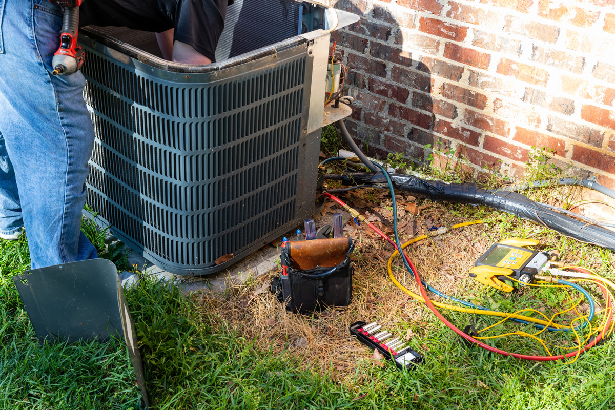 An El Paso HVAC contractor fixing an outdoor HVAC unit in El Paso.